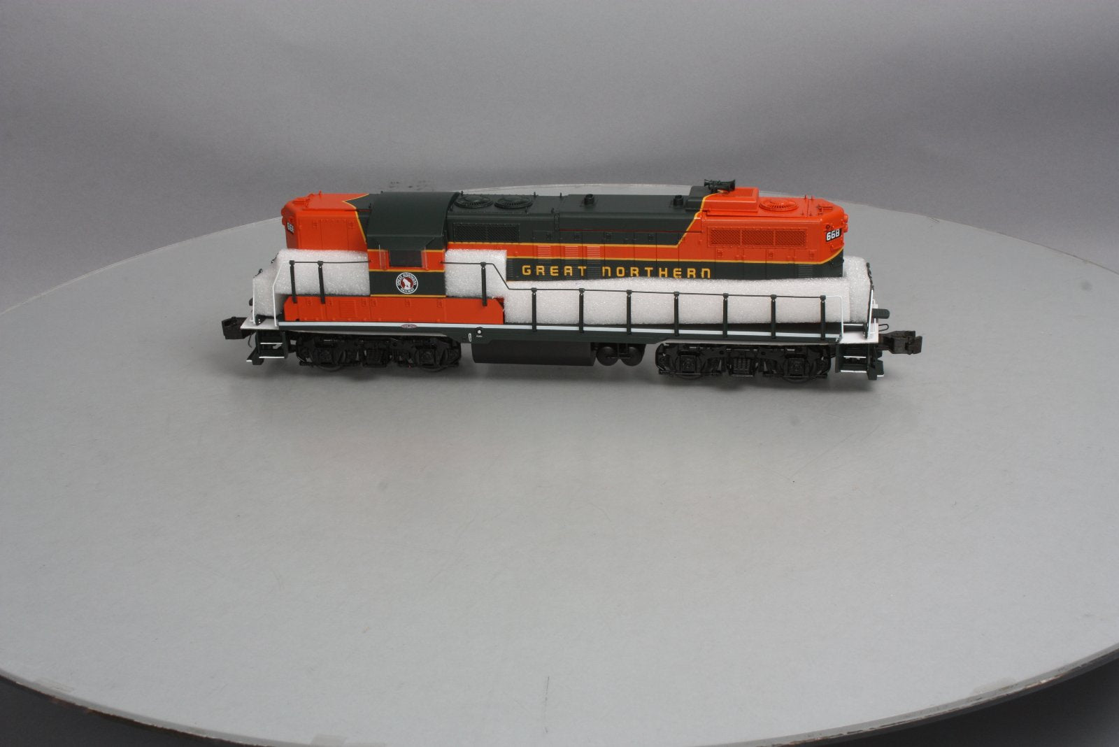 Lionel 6-34740 Great Northern Non-Powered Scale GP9 Diesel Locomotive #668