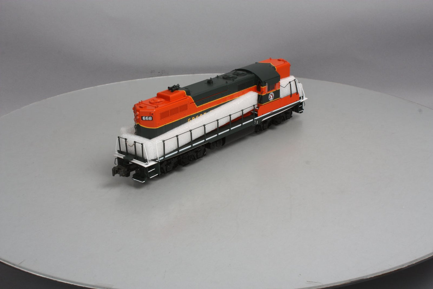 Lionel 6-34740 Great Northern Non-Powered Scale GP9 Diesel Locomotive #668