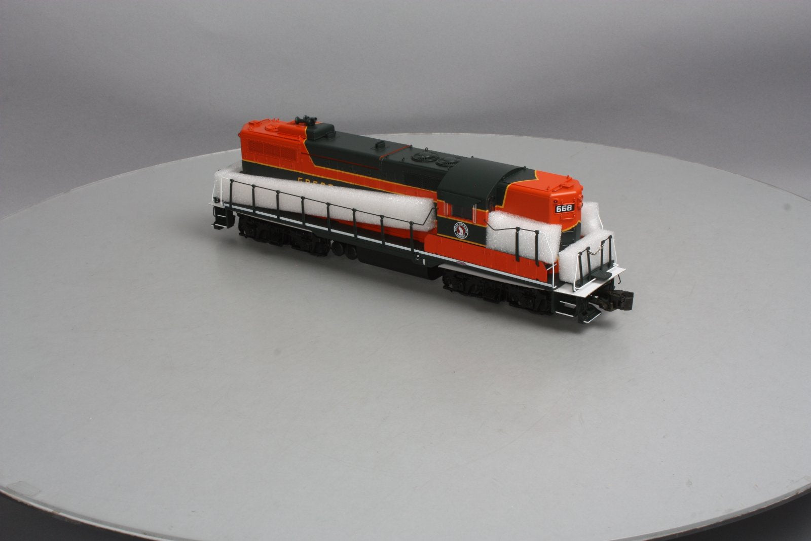 Lionel 6-34740 Great Northern Non-Powered Scale GP9 Diesel Locomotive #668