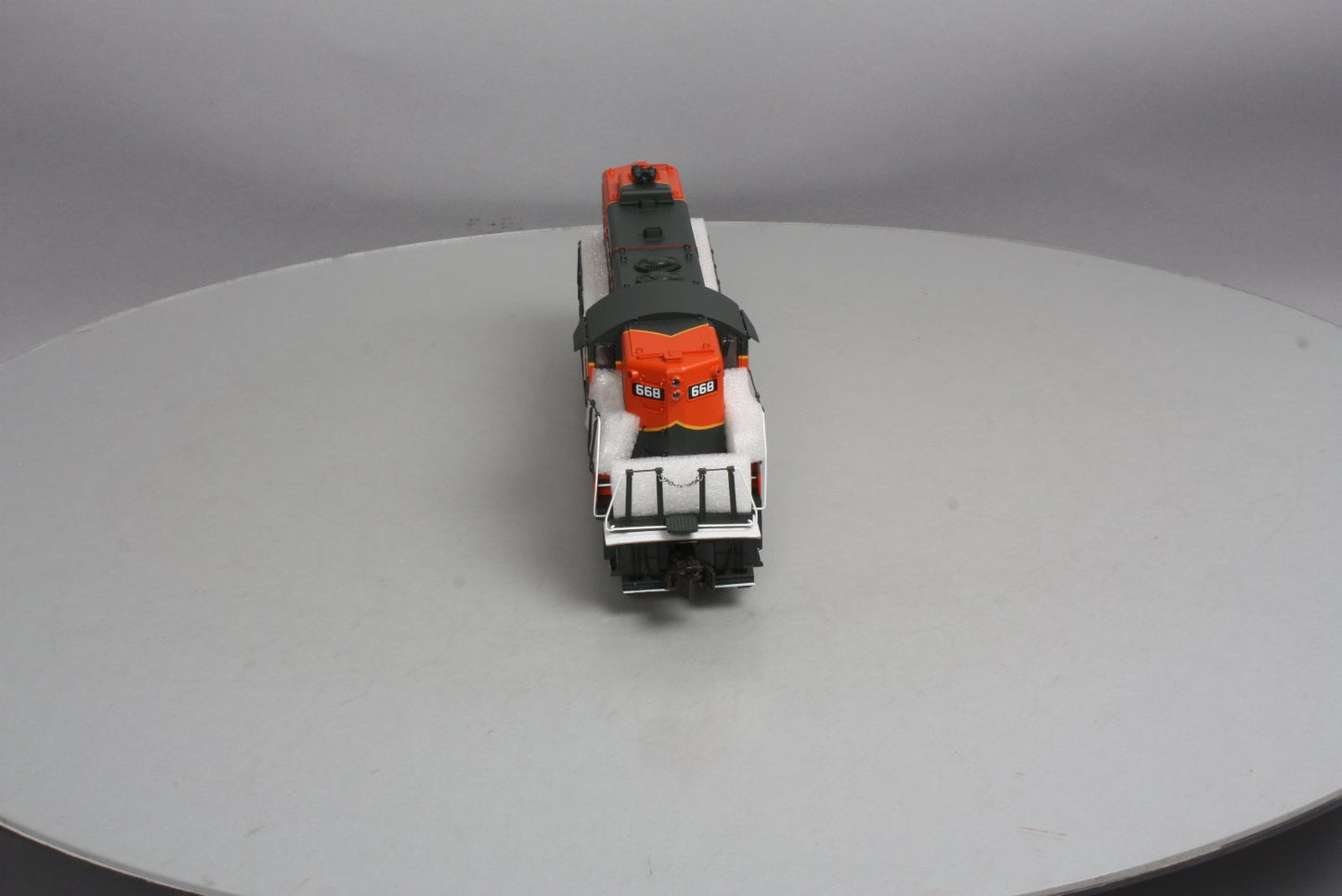 Lionel 6-34740 Great Northern Non-Powered Scale GP9 Diesel Locomotive #668
