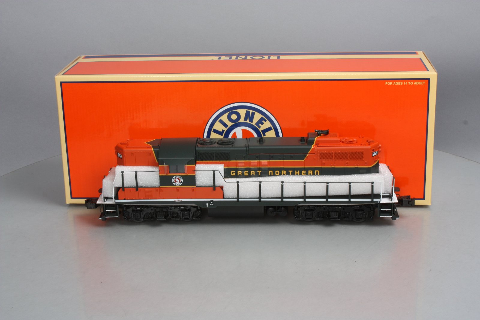 Lionel 6-34740 Great Northern Non-Powered Scale GP9 Diesel Locomotive #668