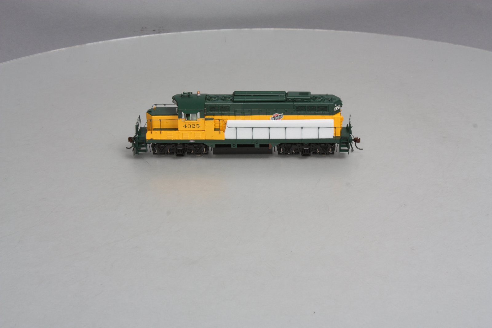 Athearn G62807 C&NW GP9R w/HEP #4325