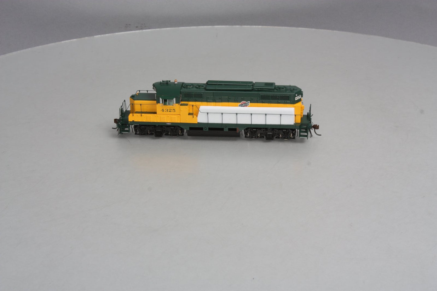 Athearn G62807 C&NW GP9R w/HEP #4325