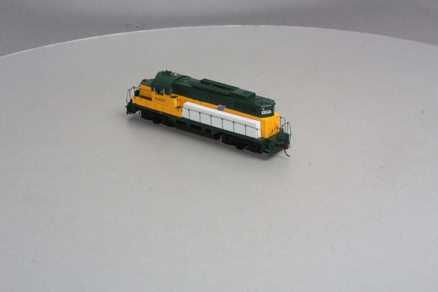 Athearn G62807 C&NW GP9R w/HEP #4325
