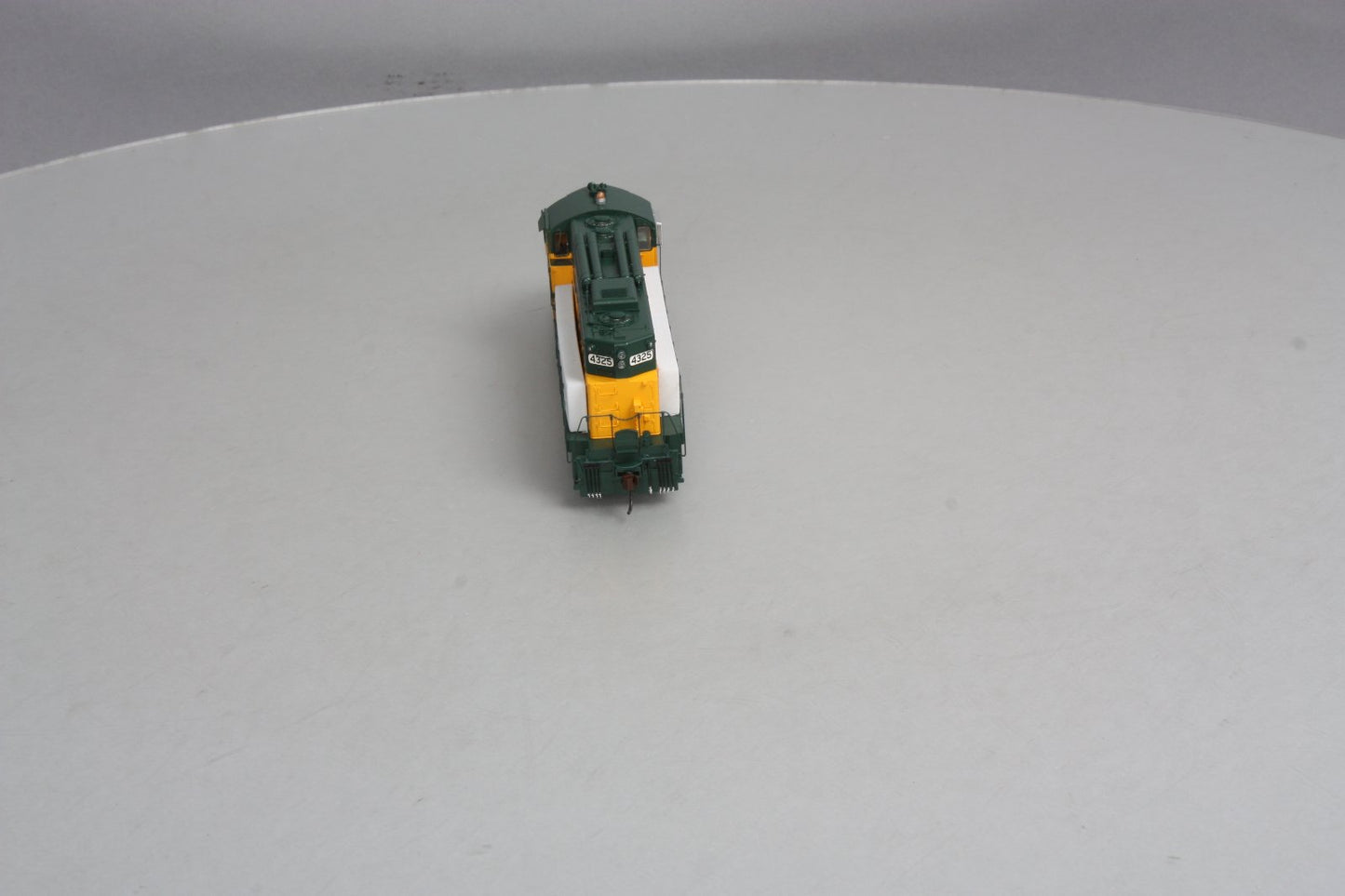 Athearn G62807 C&NW GP9R w/HEP #4325