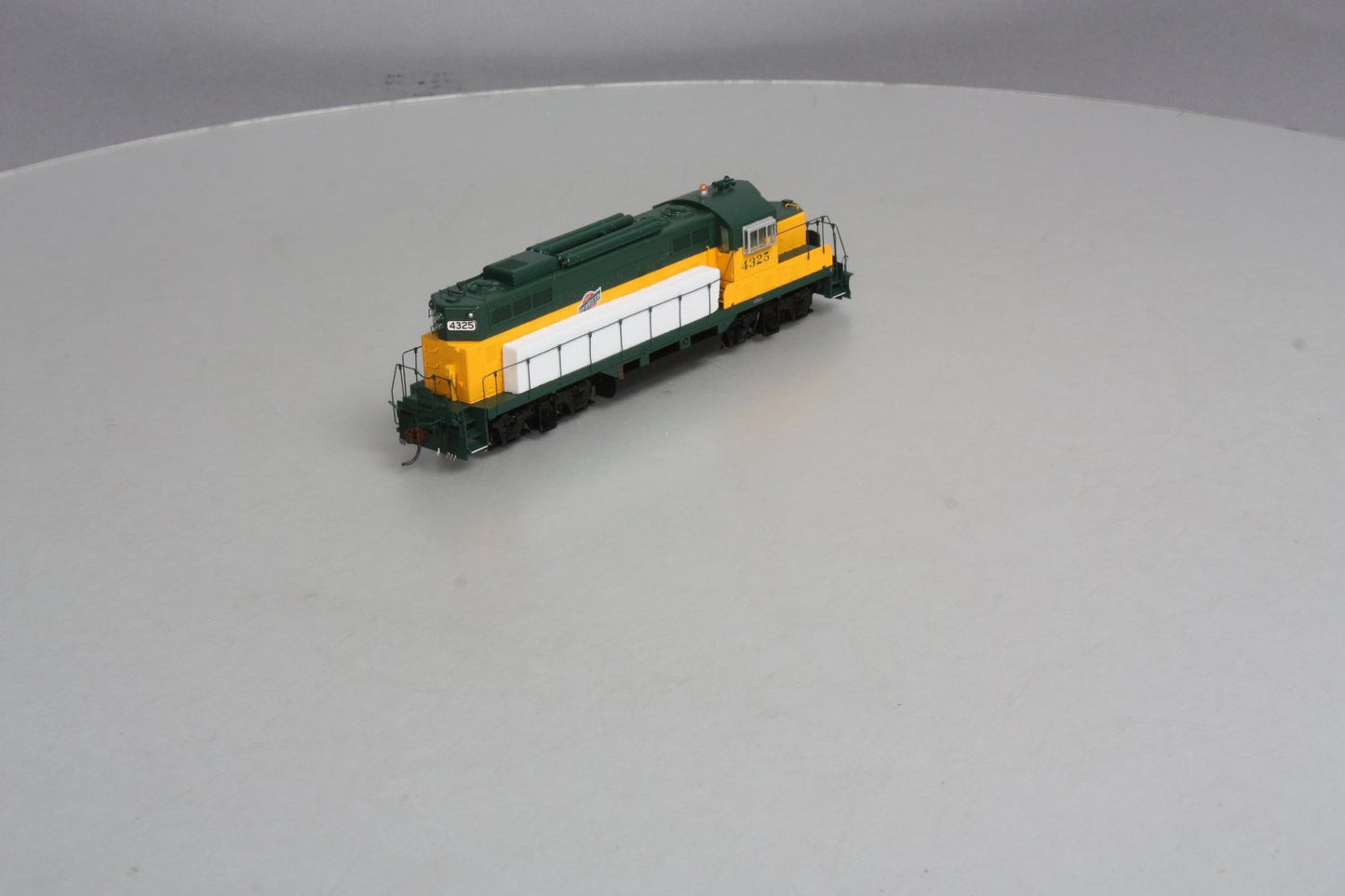 Athearn G62807 C&NW GP9R w/HEP #4325