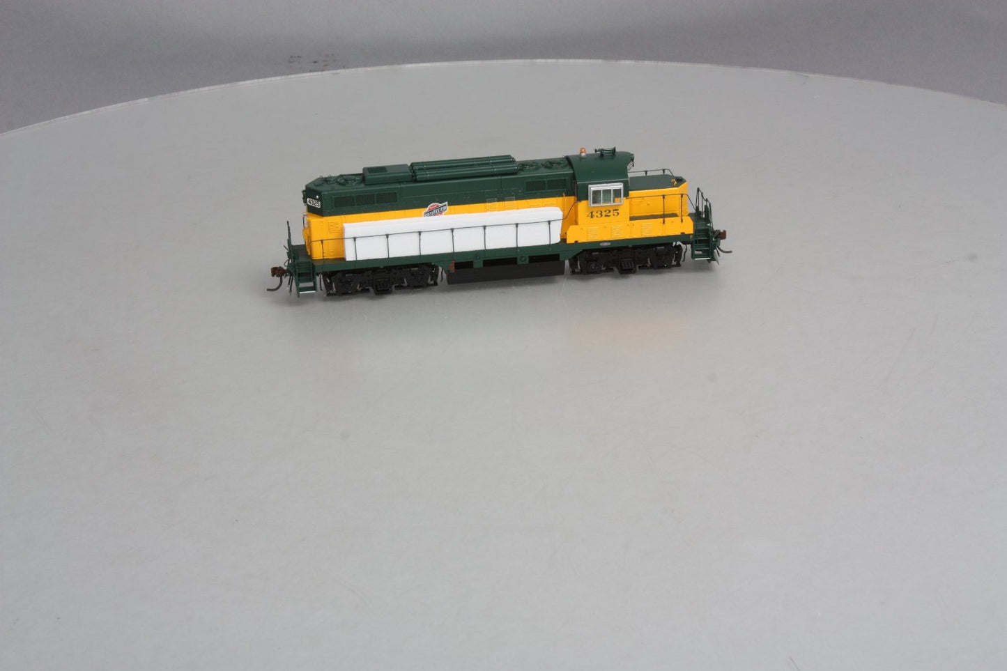 Athearn G62807 C&NW GP9R w/HEP #4325
