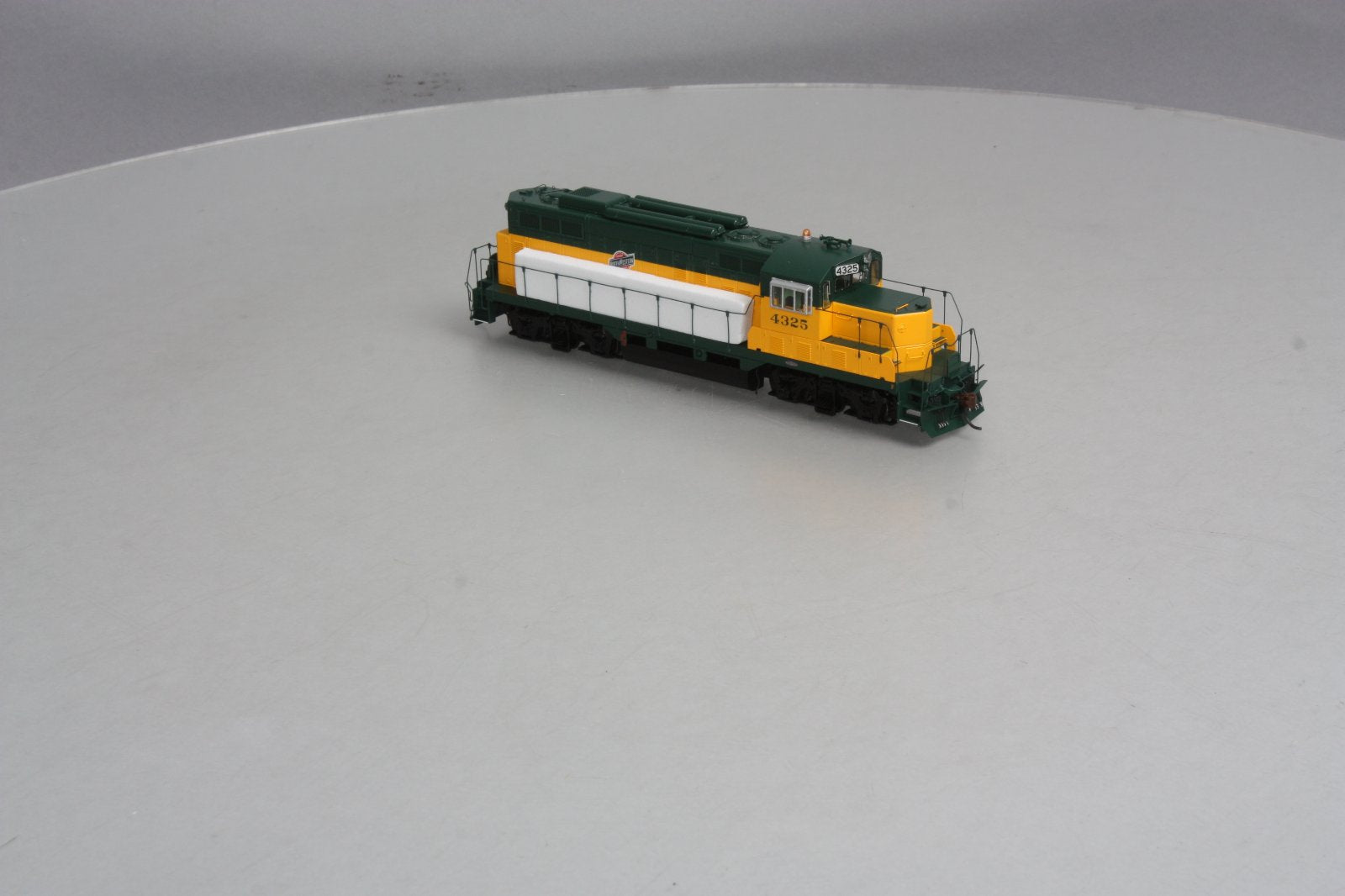 Athearn G62807 C&NW GP9R w/HEP #4325