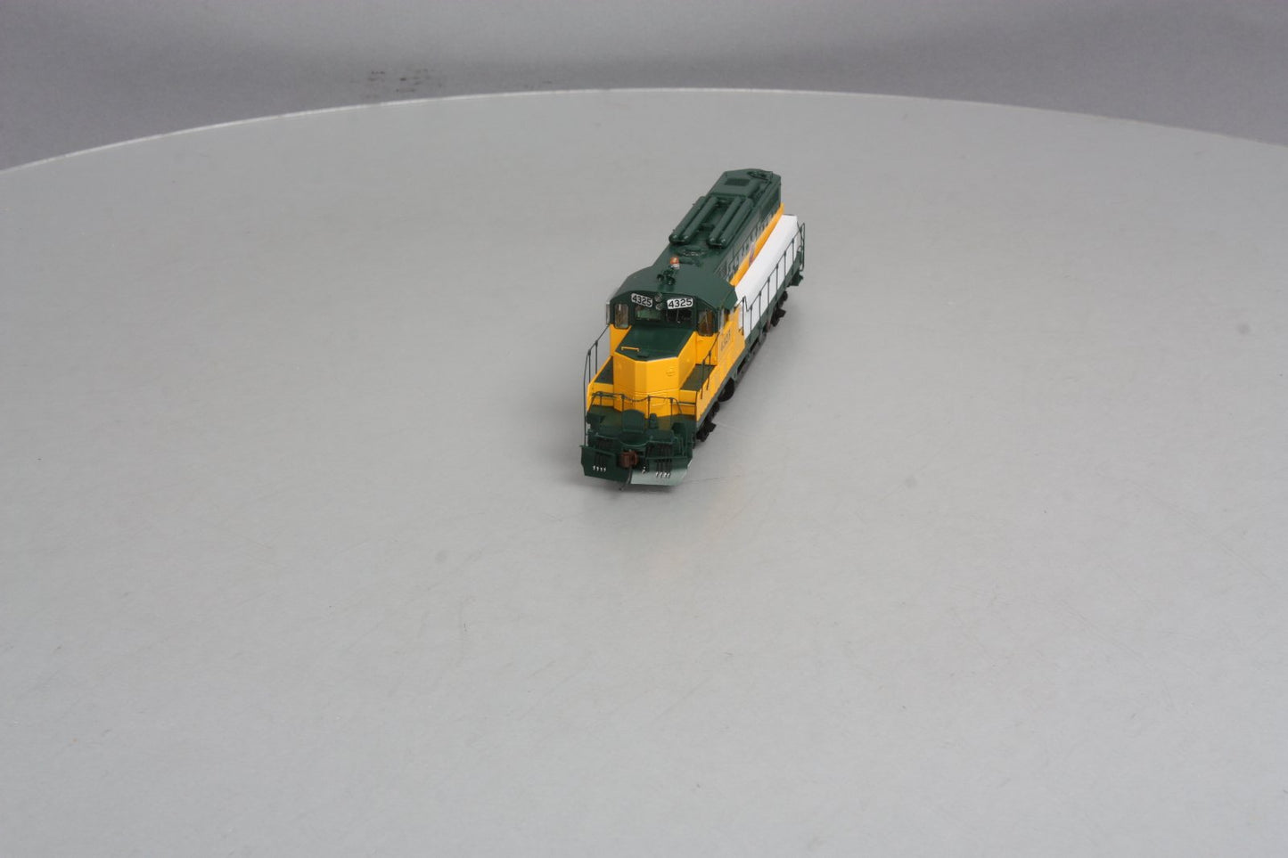 Athearn G62807 C&NW GP9R w/HEP #4325