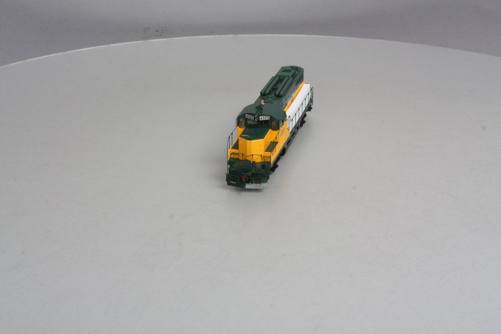 Athearn G62807 C&NW GP9R w/HEP #4325