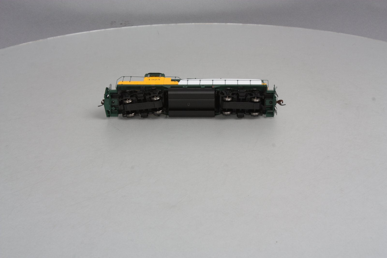 Athearn G62807 C&NW GP9R w/HEP #4325