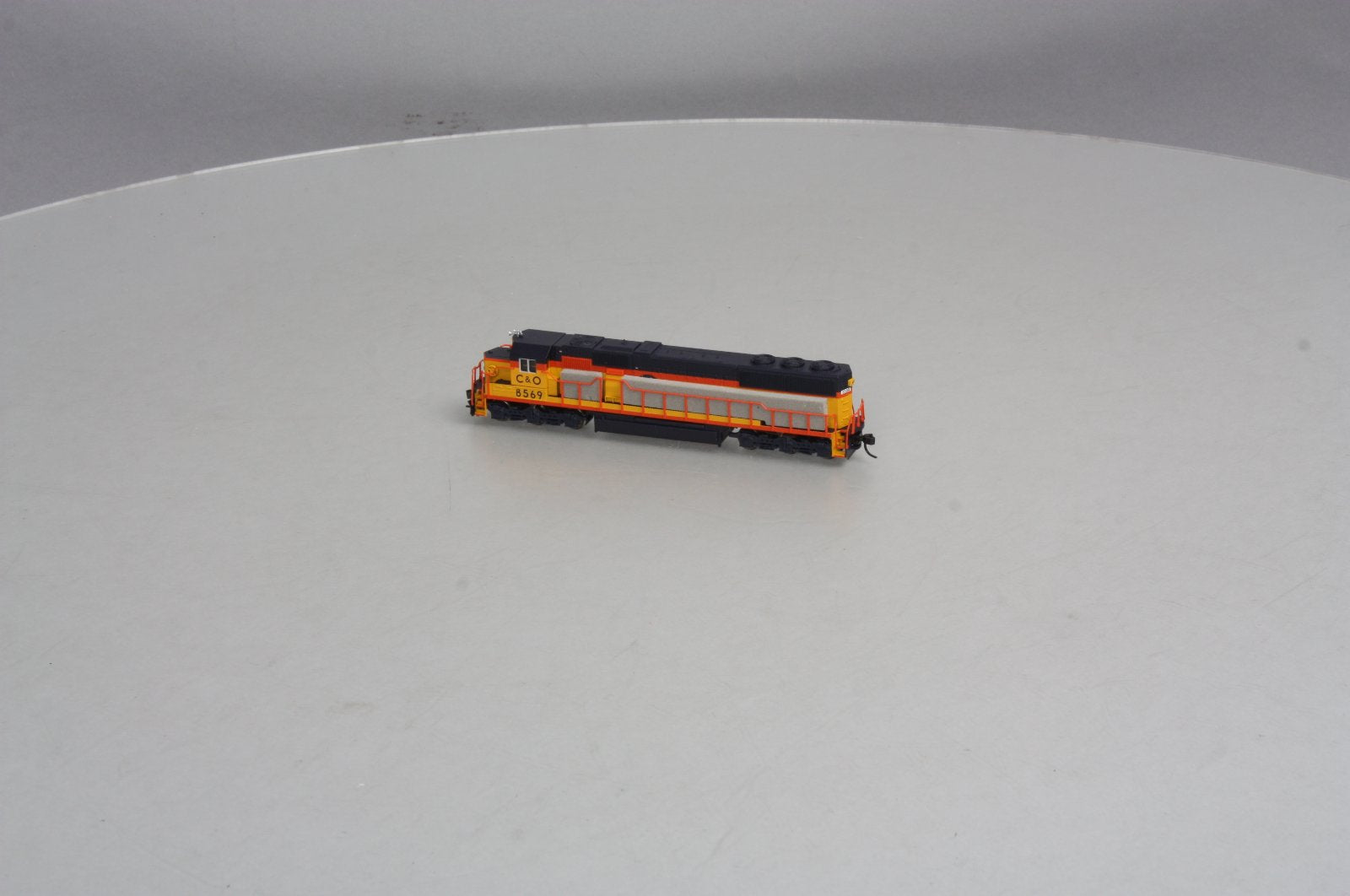 Atlas 49335 N Scale Chessie SD50 Diesel #8569