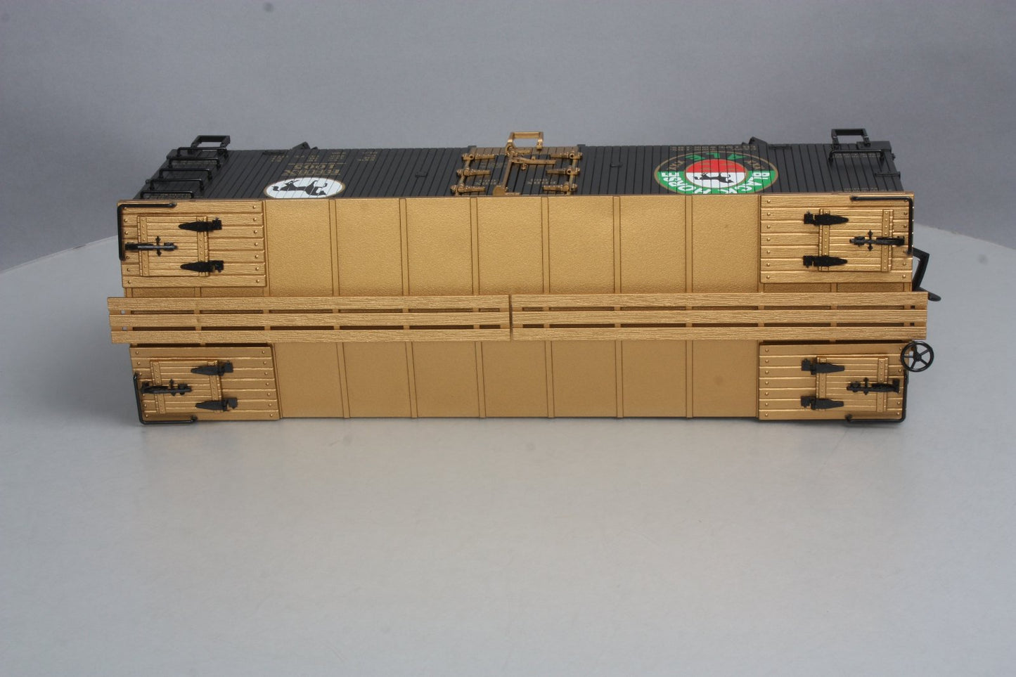 USA Trains R16413 G Scale Black Horse Ale Refrigerator Car