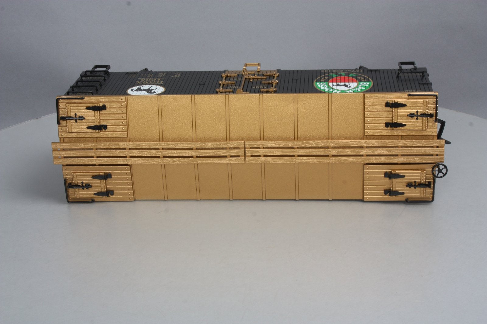 USA Trains R16413 G Scale Black Horse Ale Refrigerator Car