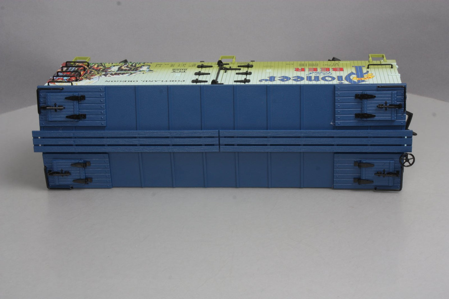 USA Trains 16432 G Scale Pioneer Club Beer Refrigerator Car