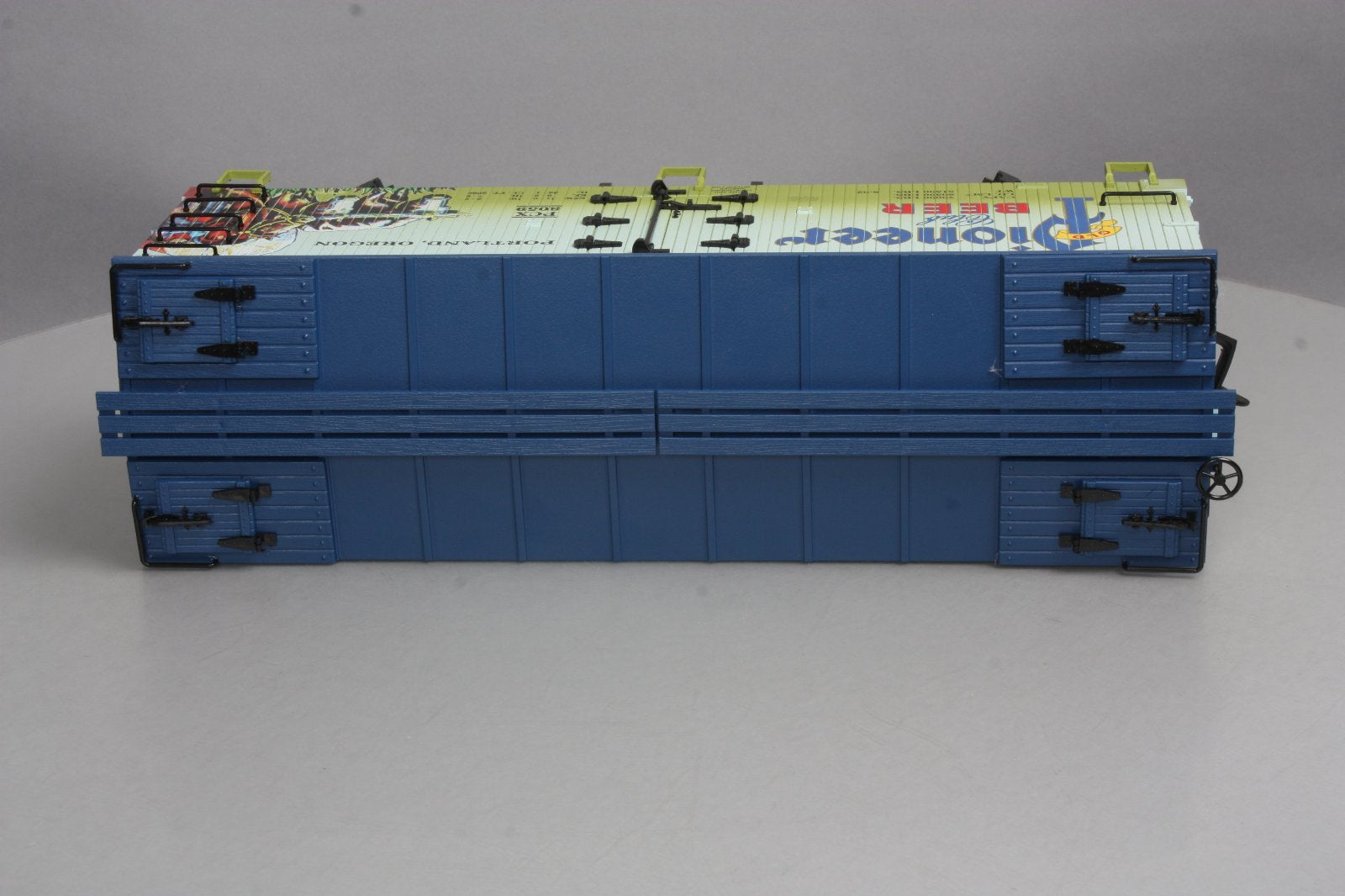 USA Trains 16432 G Scale Pioneer Club Beer Refrigerator Car