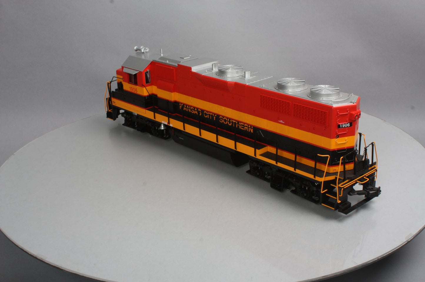 USA Trains R22232 G Kansas City Southern GP 38-2 Diesel Locomotive #1902