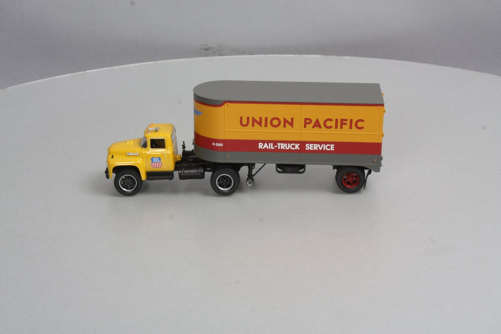 Lionel 6-81905 O Gauge Union Pacific Tractor & Piggyback Trailer