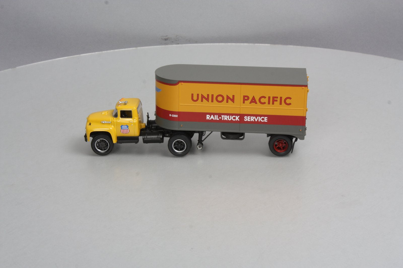 Lionel 6-81905 O Gauge Union Pacific Tractor & Piggyback Trailer