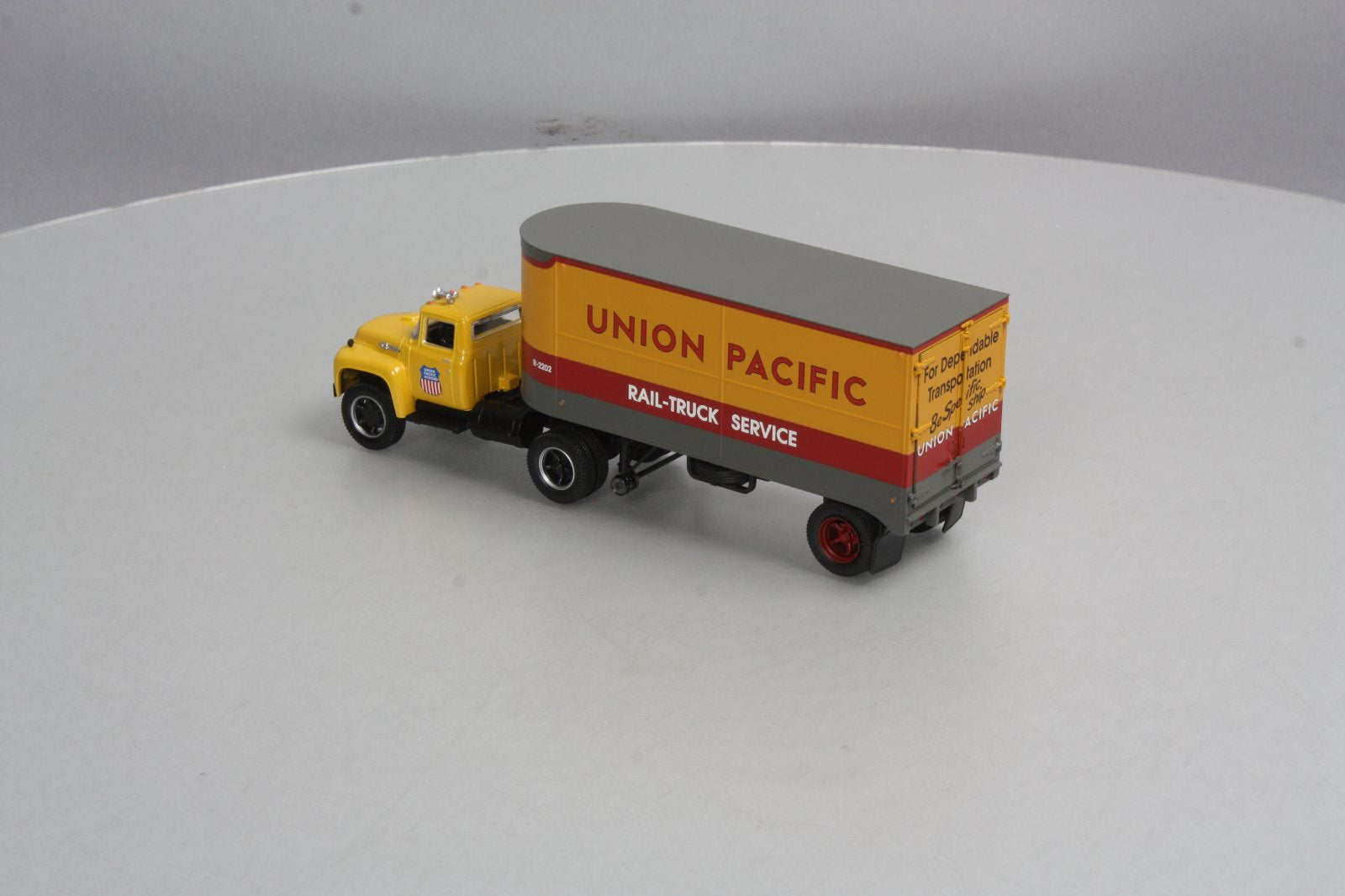 Lionel 6-81905 O Gauge Union Pacific Tractor & Piggyback Trailer