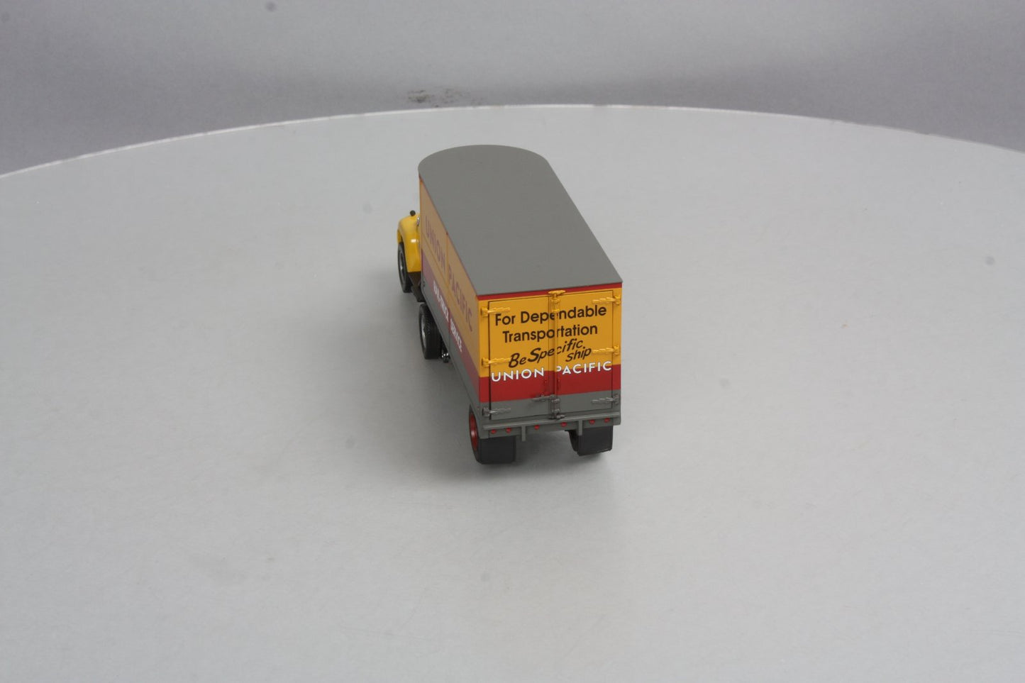 Lionel 6-81905 O Gauge Union Pacific Tractor & Piggyback Trailer