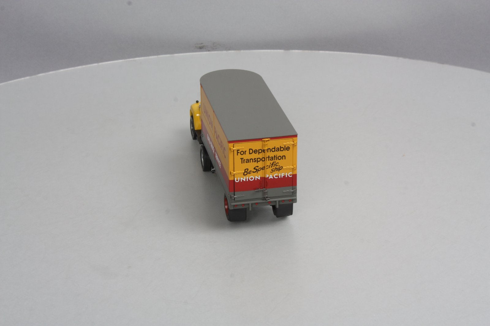 Lionel 6-81905 O Gauge Union Pacific Tractor & Piggyback Trailer