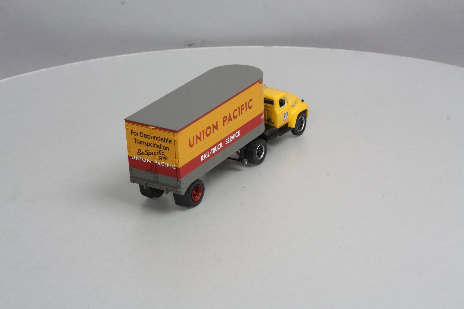 Lionel 6-81905 O Gauge Union Pacific Tractor & Piggyback Trailer