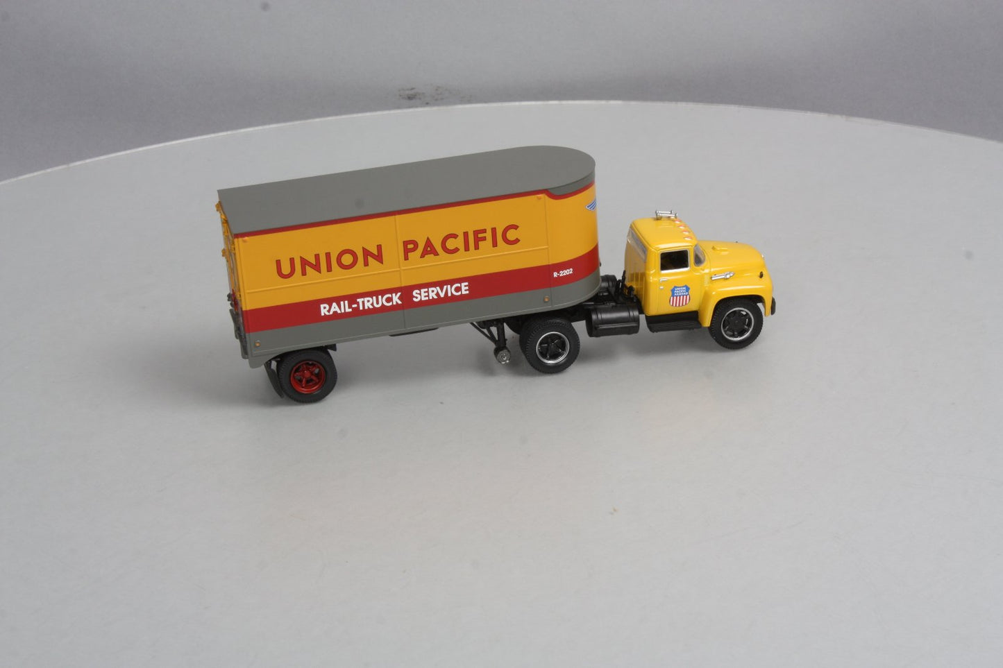 Lionel 6-81905 O Gauge Union Pacific Tractor & Piggyback Trailer