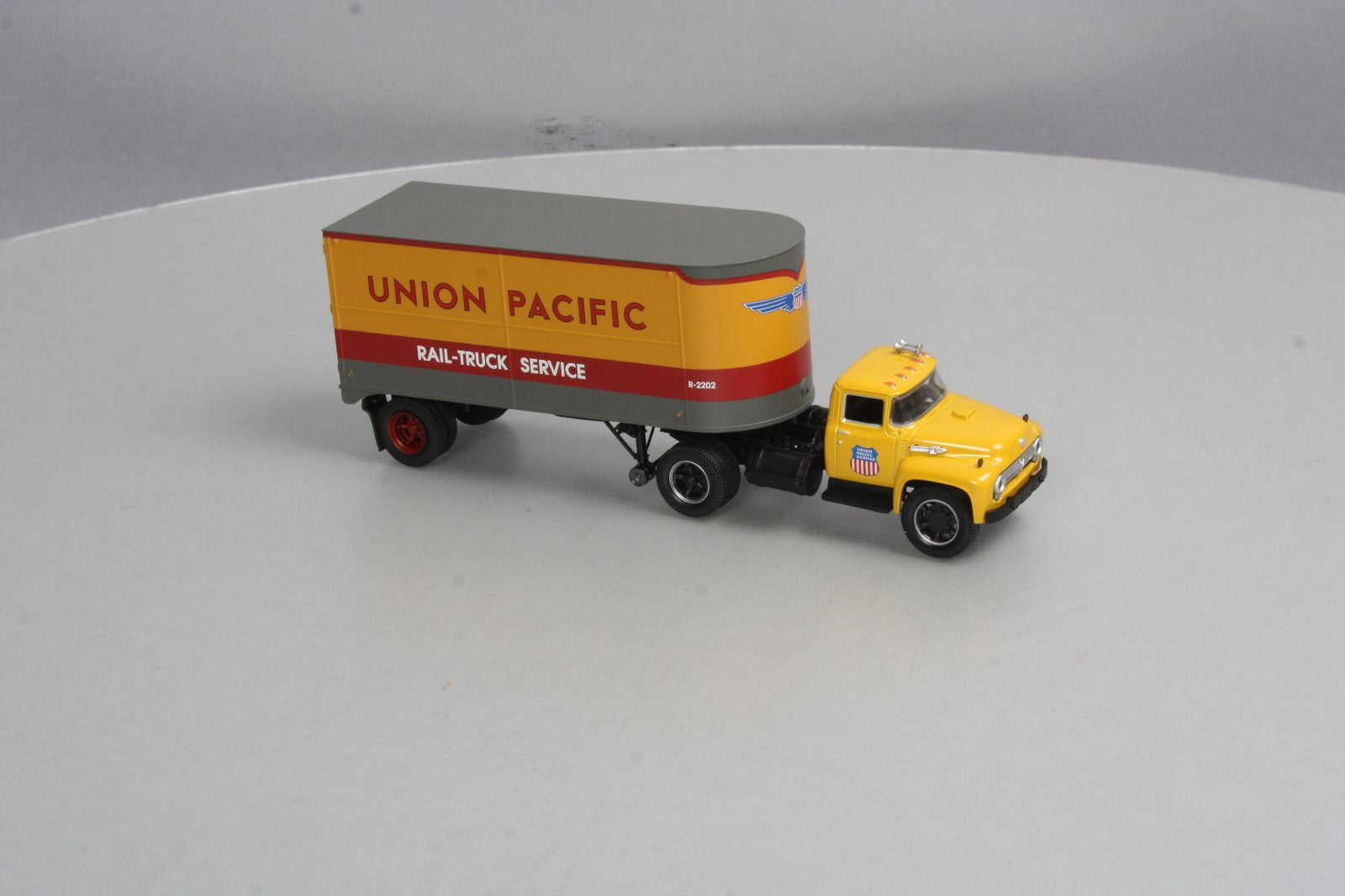 Lionel 6-81905 O Gauge Union Pacific Tractor & Piggyback Trailer