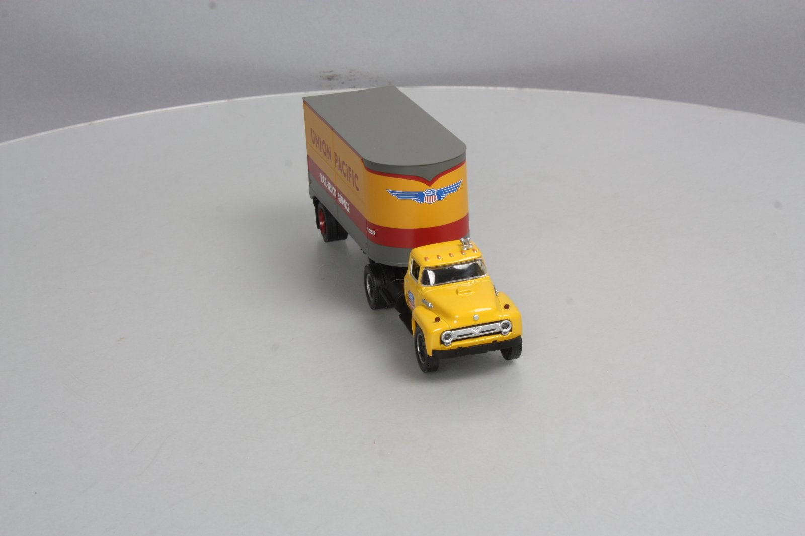Lionel 6-81905 O Gauge Union Pacific Tractor & Piggyback Trailer