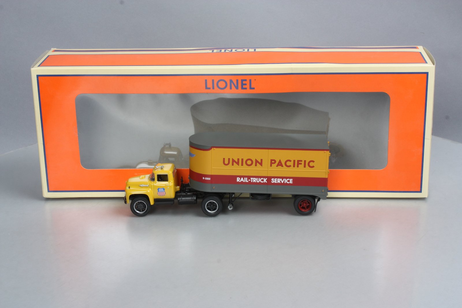 Lionel 6-81905 O Gauge Union Pacific Tractor & Piggyback Trailer