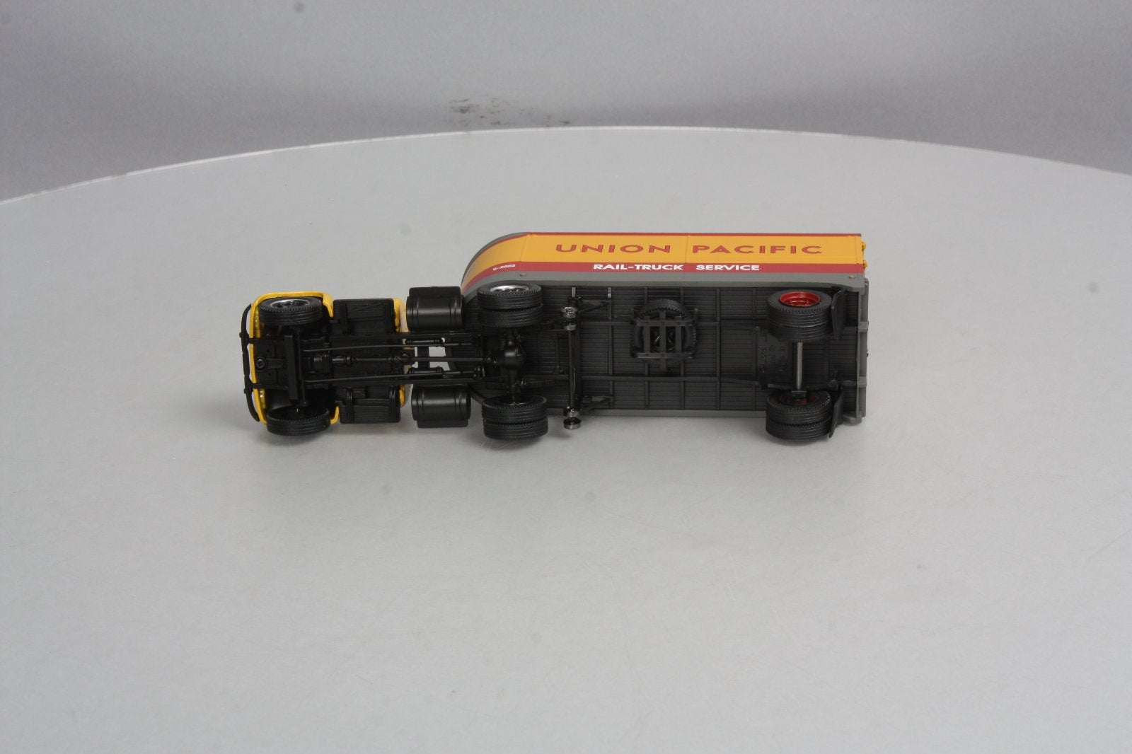 Lionel 6-81905 O Gauge Union Pacific Tractor & Piggyback Trailer