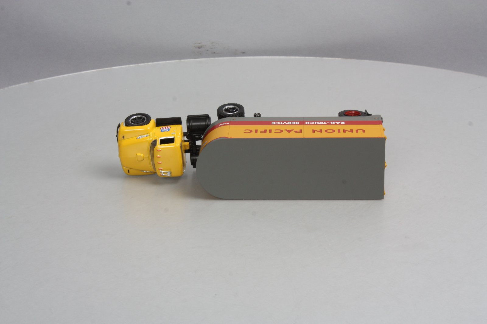 Lionel 6-81905 O Gauge Union Pacific Tractor & Piggyback Trailer