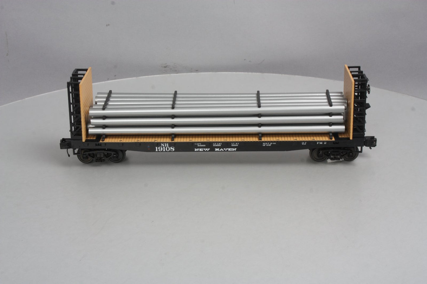 MTH 20-98665 New Haven Flat Car w/Bulkheads & Pipe Load