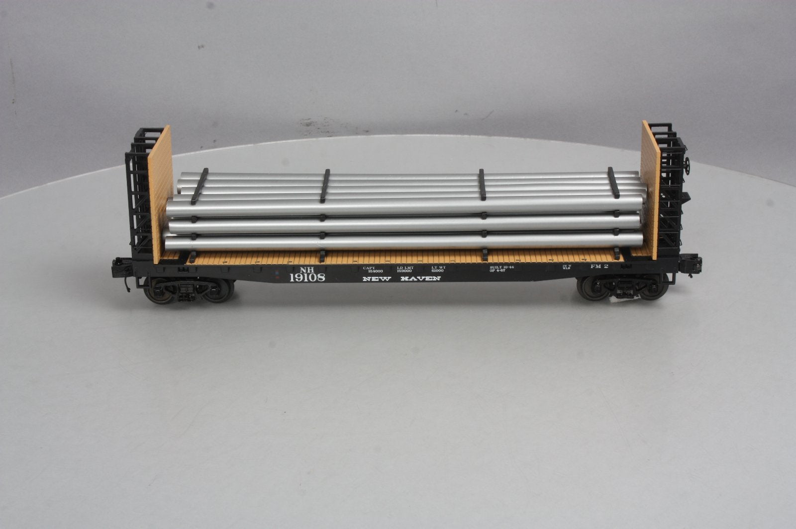MTH 20-98665 New Haven Flat Car w/Bulkheads & Pipe Load
