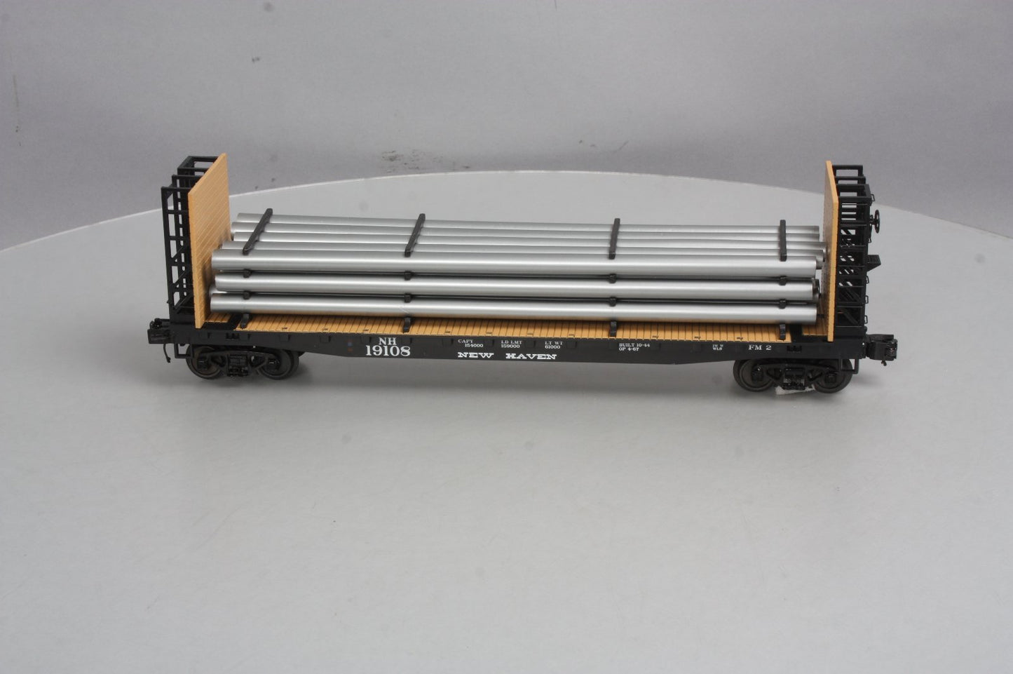 MTH 20-98665 New Haven Flat Car w/Bulkheads & Pipe Load
