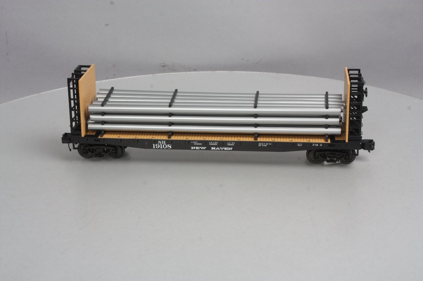 MTH 20-98665 New Haven Flat Car w/Bulkheads & Pipe Load