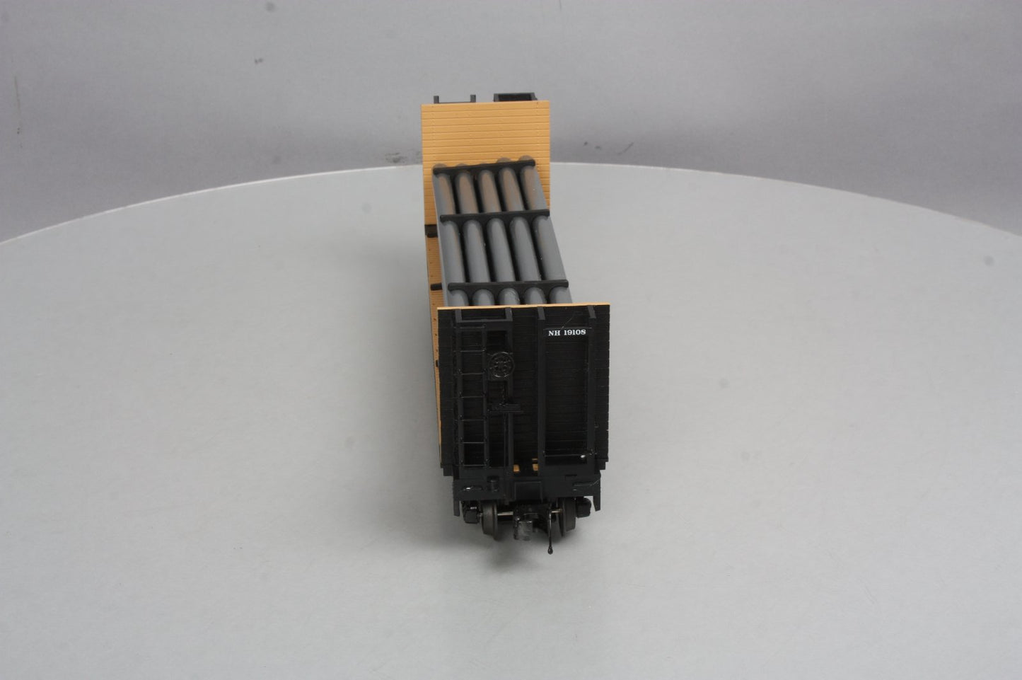 MTH 20-98665 New Haven Flat Car w/Bulkheads & Pipe Load
