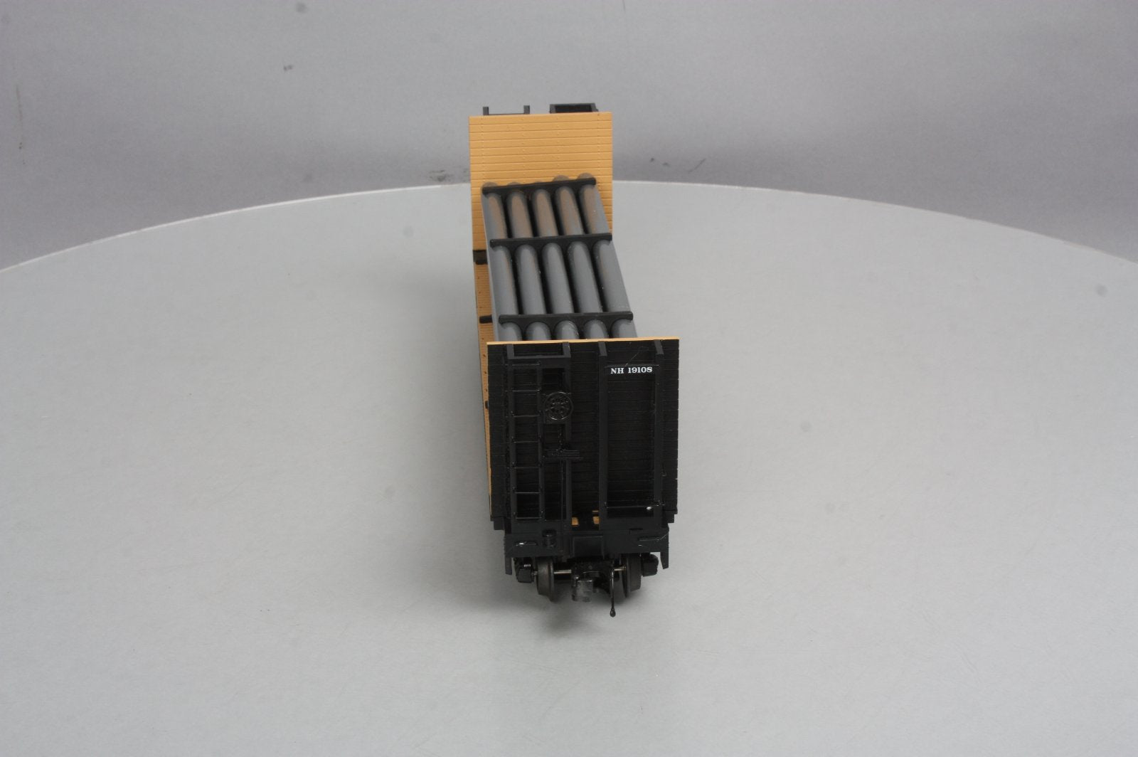 MTH 20-98665 New Haven Flat Car w/Bulkheads & Pipe Load
