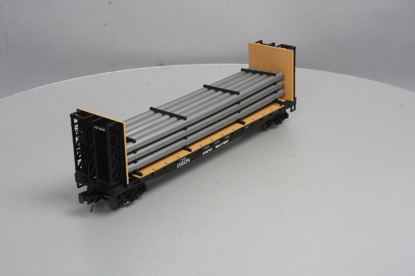 MTH 20-98665 New Haven Flat Car w/Bulkheads & Pipe Load