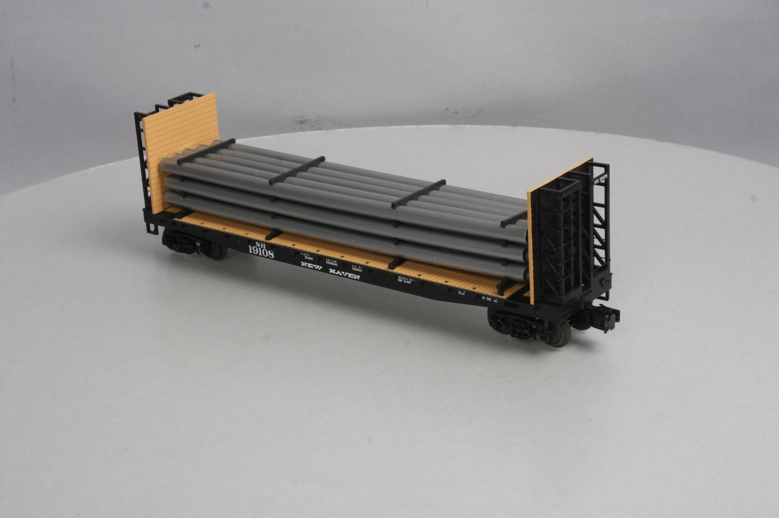 MTH 20-98665 New Haven Flat Car w/Bulkheads & Pipe Load