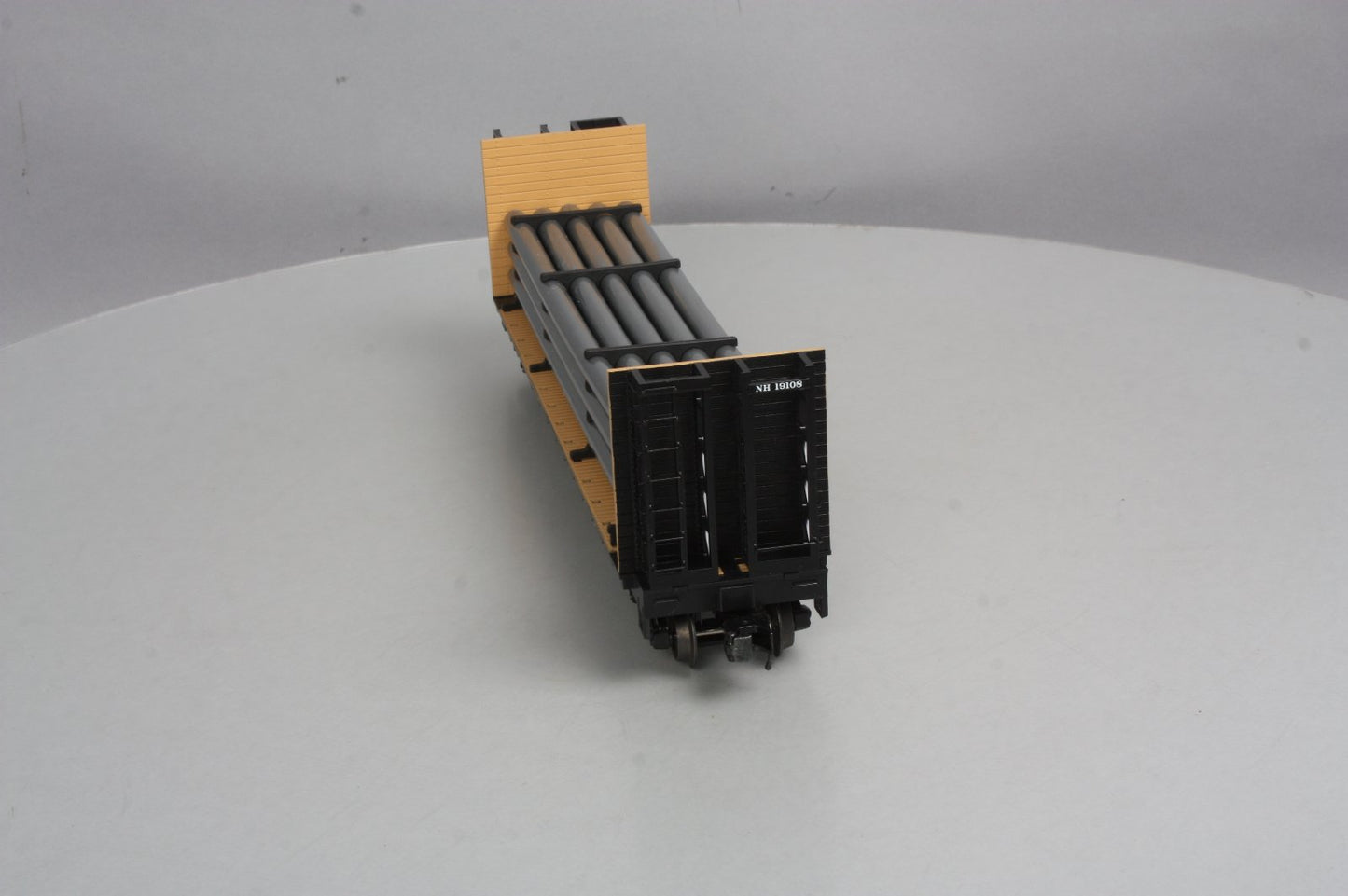 MTH 20-98665 New Haven Flat Car w/Bulkheads & Pipe Load