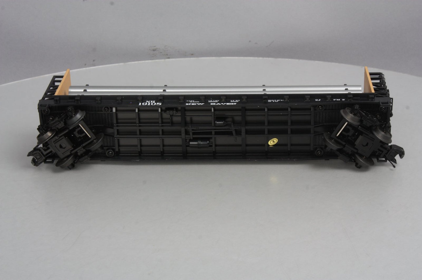 MTH 20-98665 New Haven Flat Car w/Bulkheads & Pipe Load