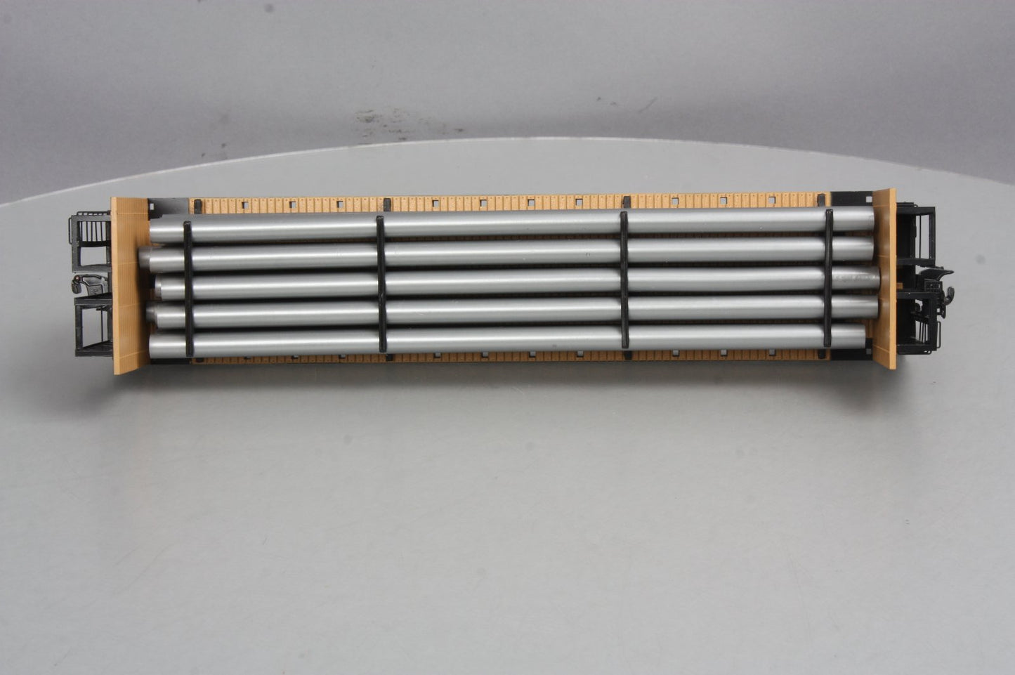 MTH 20-98665 New Haven Flat Car w/Bulkheads & Pipe Load