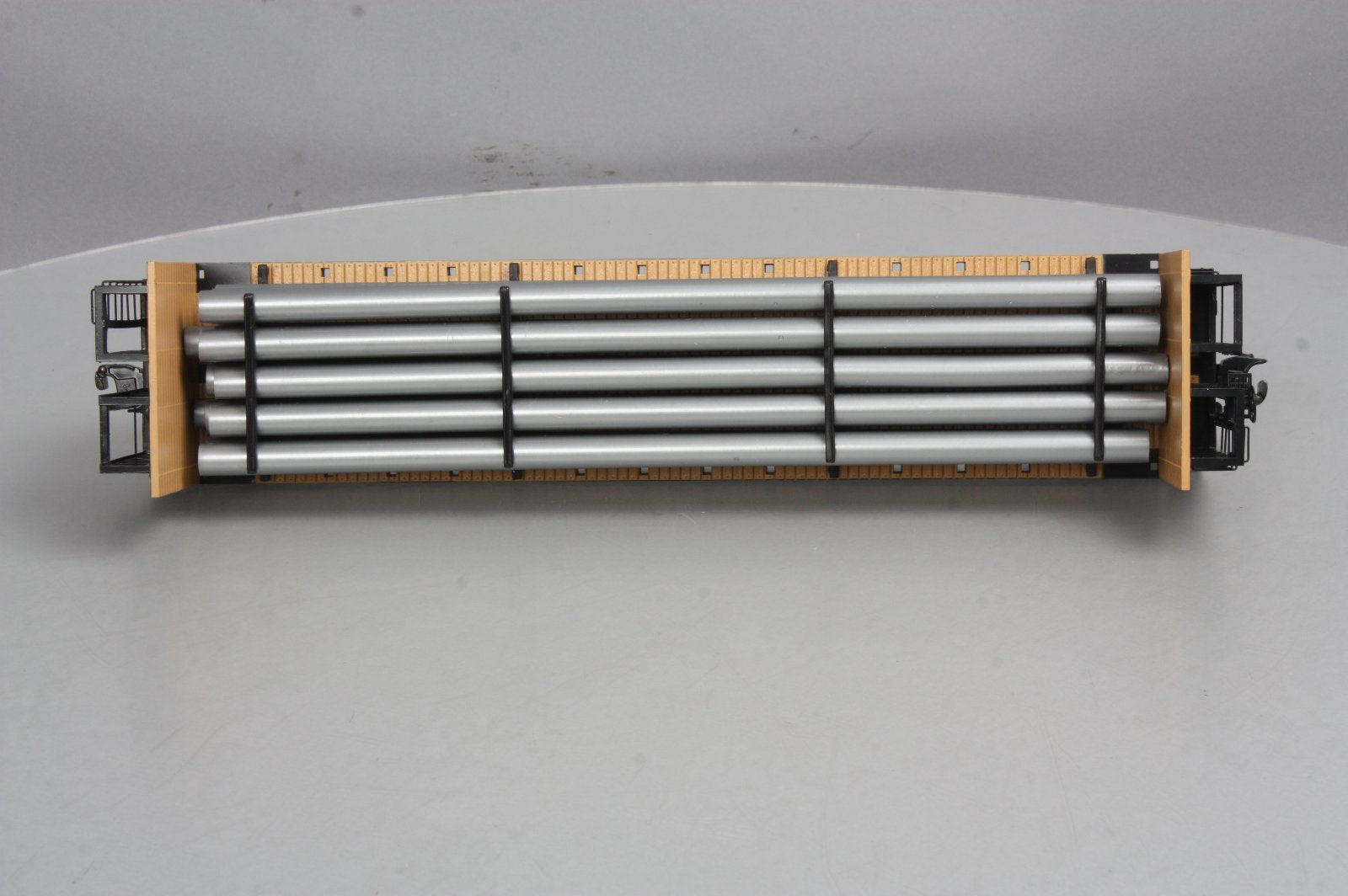 MTH 20-98665 New Haven Flat Car w/Bulkheads & Pipe Load