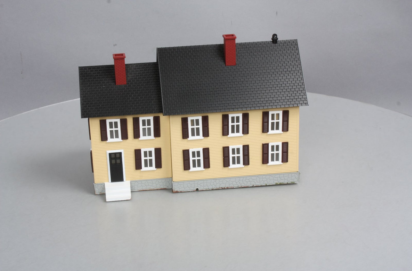 MTH 30-90186 O Country House #4 - Beige W/Red Shutters