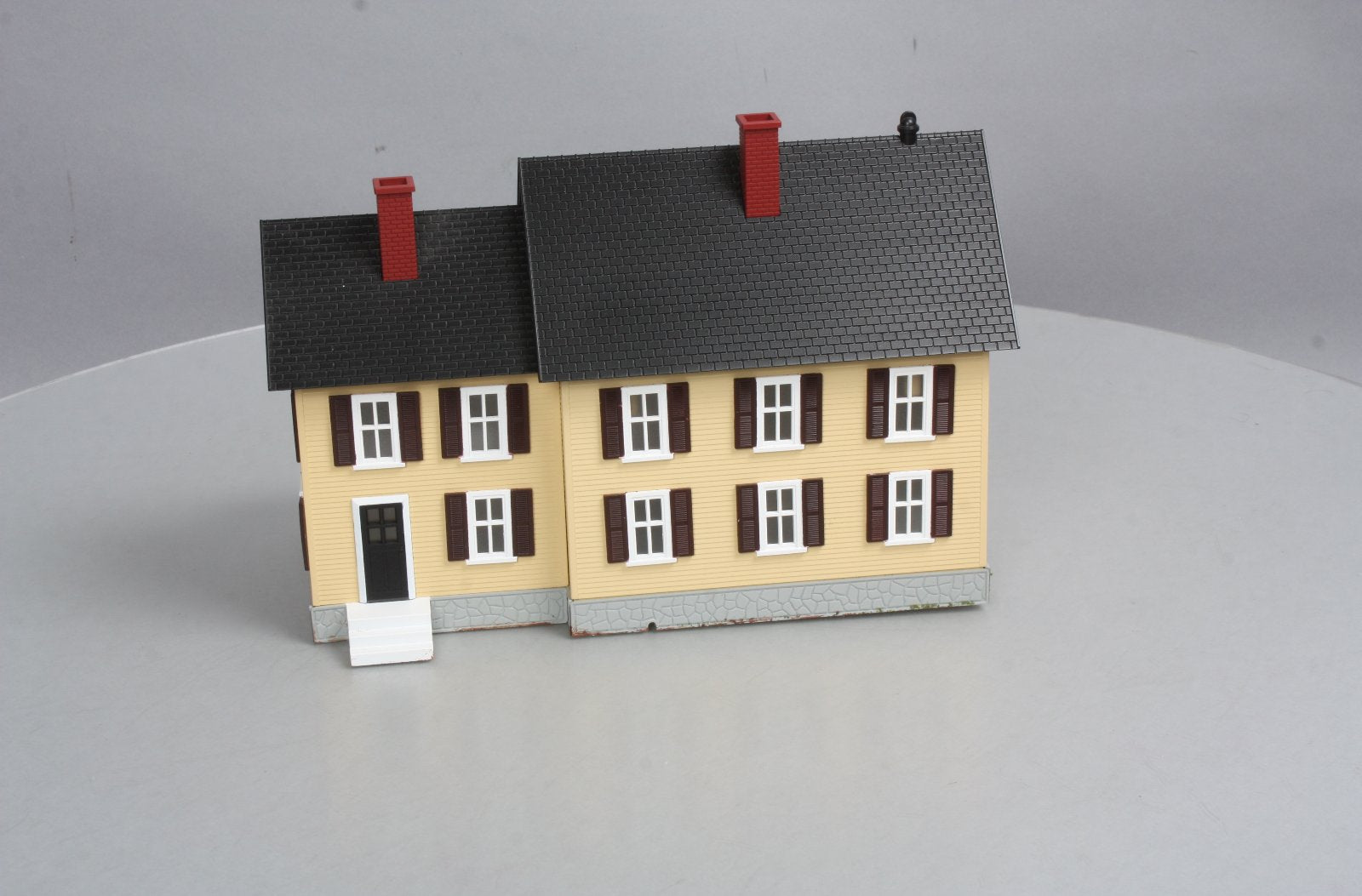 MTH 30-90186 O Country House #4 - Beige W/Red Shutters