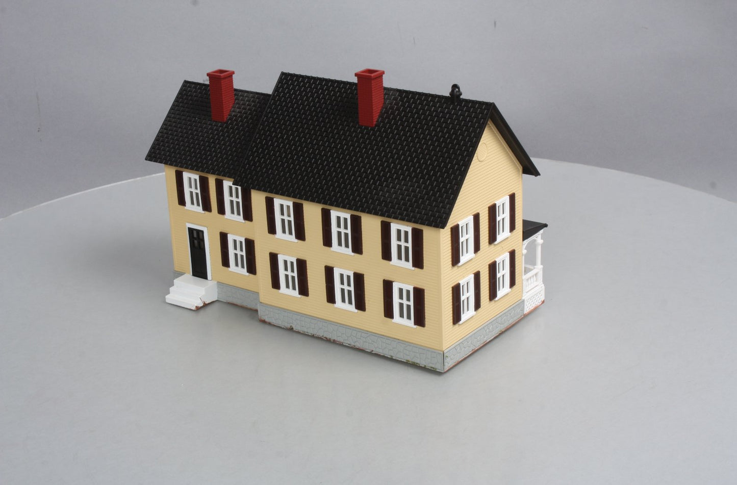 MTH 30-90186 O Country House #4 - Beige W/Red Shutters