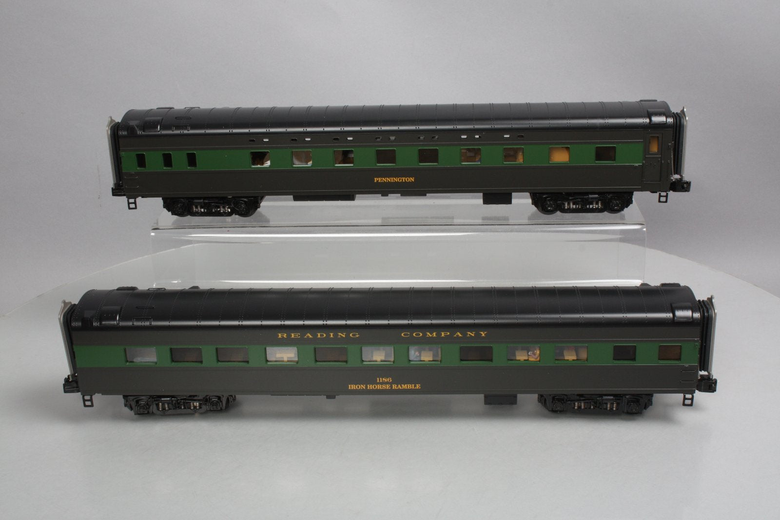 MTH 20-66102 O Reading 70' Streamlined Sleeper/Diner Passenger. Set (Set of 2)