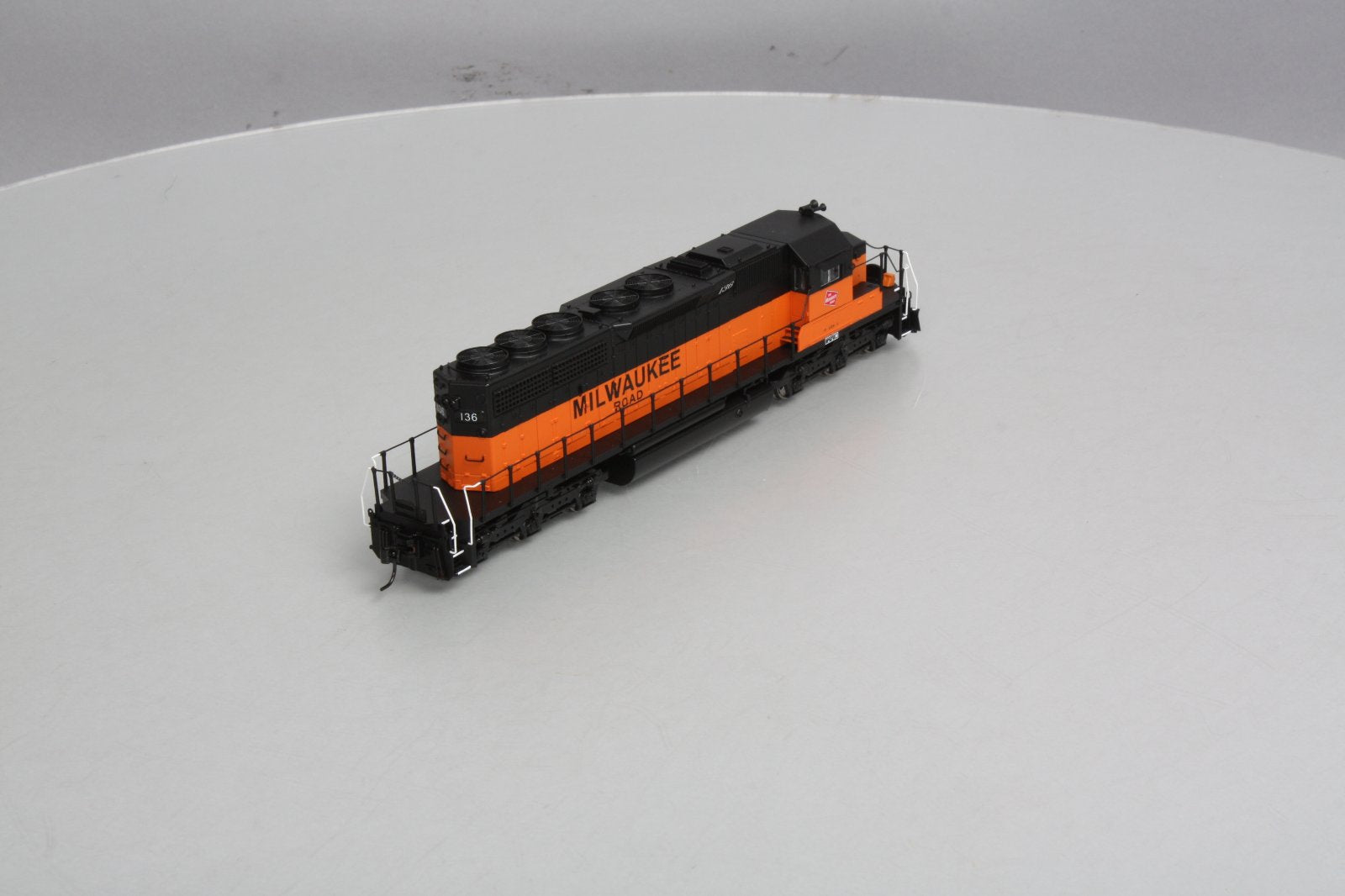 Broadway Limited 5011 HO MILW EMD SD40-2 Low Hood Diesel Locomotive w/Sound #136